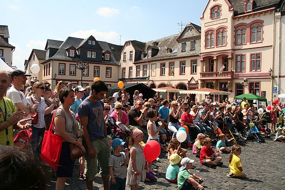 Zuschauer vor der Marktplatzbühne