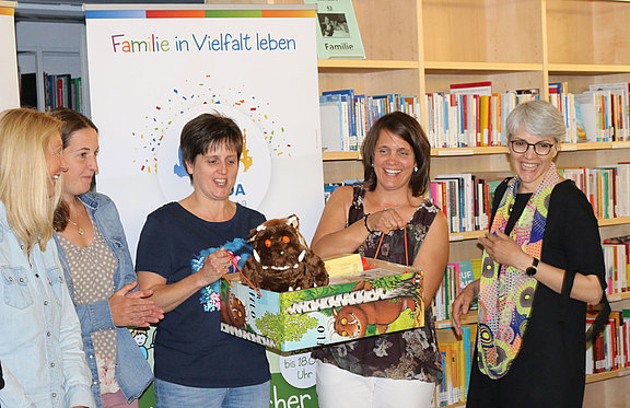 Anja Lösch ganz rechts vom BELTZ-Verlag bei der Übergabe einer Bücherspende an Erzieherinnen der Kita Sonnenblume