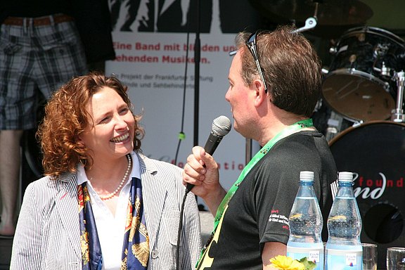 Die Hessische Kultusministerin Nicola Beer mit Moderator Dietmar Heeg auf der Marktplatzbühne
