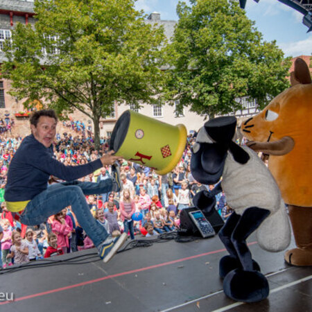 Moderator André Gatzke mit der Maus und Shaun dem Schaf