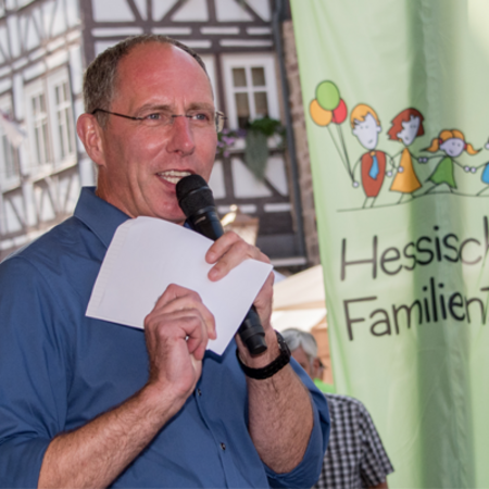 Moderator Thomas auf der Marktplatzbühne