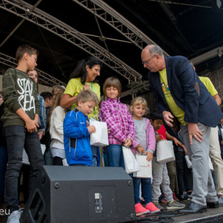 Familienminister Stefan Grüttner und Daniela Kobelt Neuhaus von der Karl Kübel Stiftung begrüßen Kinder auf der Bühne