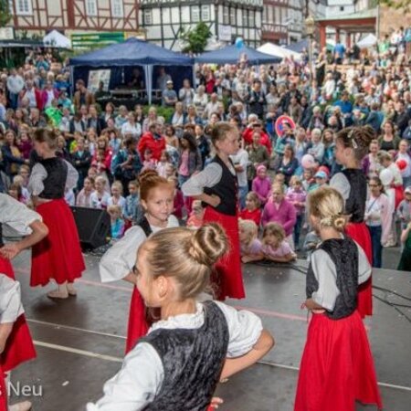 Tanzgruppe auf der Dom-Bühne