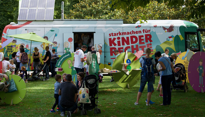 Kinderrechte-Bus mit Besuchern