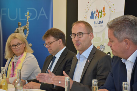 Bei der Vorstellung des Programms zum Familientag von links: Prof. Dr. Kathrin Becker-Schwarze Vizepräsidentin Hochschule Fulda, Staatsminister Kai Klose (Hessisches Ministerium für Soziales und Integration, Oberbürgermeister Dr. Heiko Wingenfeld und Matthias Wilkens Stiftungsratsvorsitzender Karl-Kübel-Stiftung