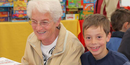 Ältere Damen mit Kind