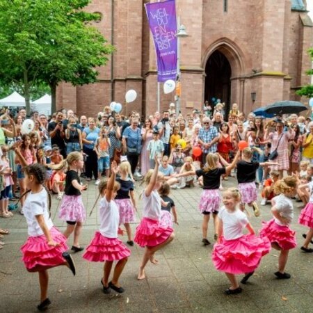 Die Kindergruppe des TGV Rosengarten in Aktion vor der Domkirche