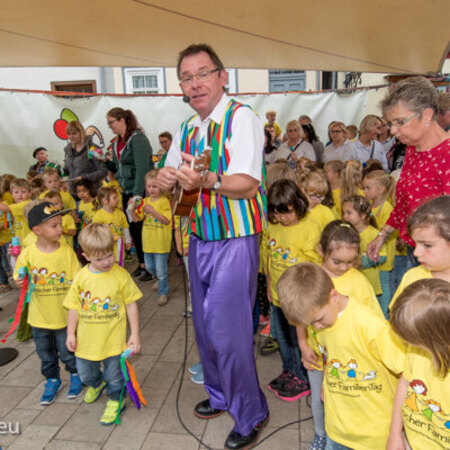 Kinderliedermacher Wolfgang Hering wird bei seinem Auftritt von Kita-Kindern aus Fritzlar unterstützt