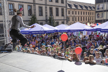 Das Theaterstück „Grüffelo“ mit dem Schauspieler-Duo prohyb’s & konsorten auf der Uniplatz-Bühne