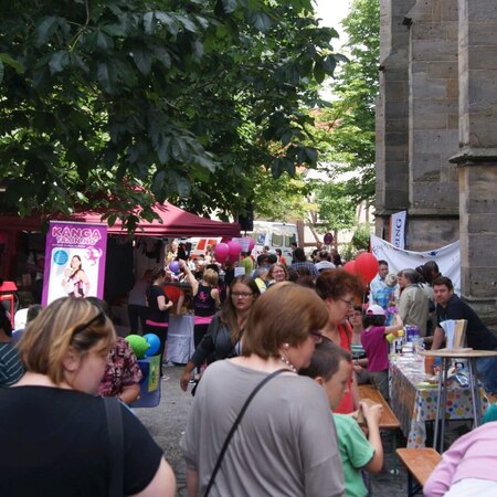 Besucherinnen und Besucher an den Ständen rund um die Walpurgiskirche