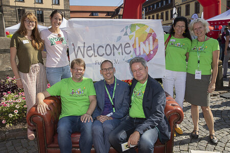 Zu Gast im „Wohnzimmer“ von Welcome in! Fulda e.V.: Auf dem Sofa Fuldas Oberbürgermeister Dr. Heiko Wingenfeld, Sozial- und Integrationsminister Kai Klose, Stiftungsratsvorsitzender Matthias Wilkes (v.l.n.r.)