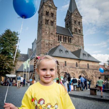 Eine der jüngsten Teilnehmerinnen im Familientags-T-Shirt