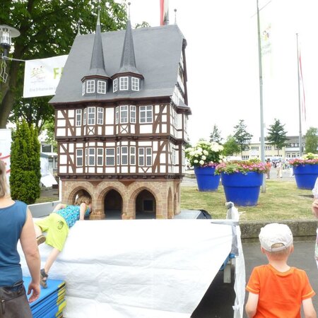 Ein Modell des weltberühmten Alsfelder Rathauses lädt vor der Stadthalle zum Entdecken ein