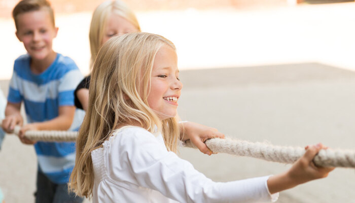 Kinder beim Seilziehen