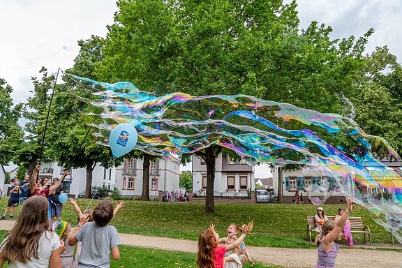 Zum Träumen und Staunen: Seifenblasen-Zauber im Stadtpark