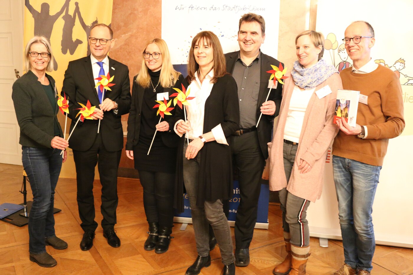 Die Vertreterinnen und Vertreter des Hessischen Ministeriums für Soziales und Integration, der Stadt Fulda und der Karl Kübel Stiftung bei der Informationsveranstaltung „10. Hessischer Familientag 2019“ am 23. Januar im Stadtschloss Fulda