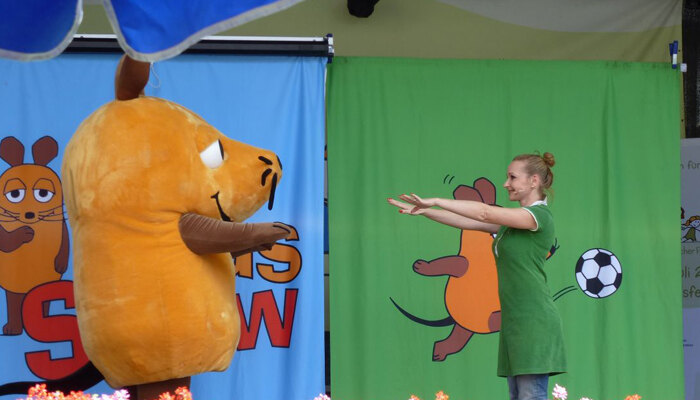 Frau mit Maus auf der Bühne