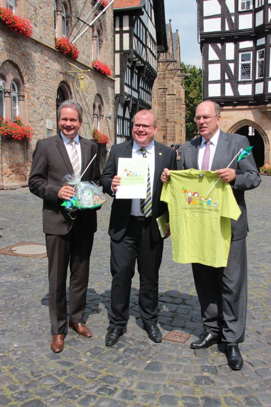 Stiftungsratsvorsitzender Matthias Wilkes, Bürgermeister Stephan Paule und Sozialminister Stefan Grüttner (v.l.) 