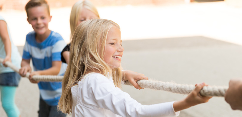 Kinder beim Seilziehen