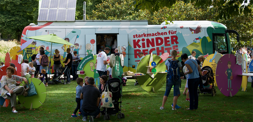 Kinderrechte-Bus mit Besuchern