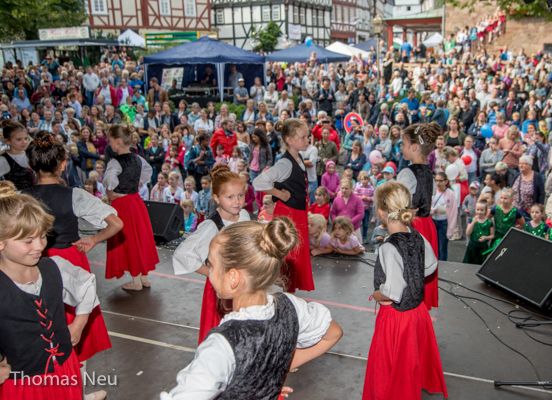 Tanzgruppe auf der Dom-Bühne