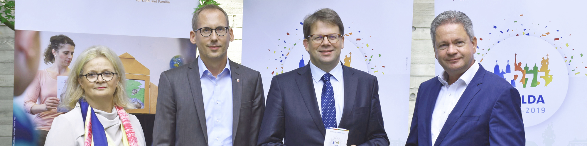 Bei der Vorstellung des Programms zum Familientag (von links): Prof. Dr. Kathrin Becker-Schwarze (Vizepräsidentin Hochschule Fulda), Staatsminister Kai Klose (Hessisches Ministerium für Soziales und Integration), Oberbürgermeister Dr. Heiko Wingenfeld Bei der Vorstellung des Programms zum Familientag (von links): Prof. Dr. Kathrin Becker-Schwarze (Vizepräsidentin Hochschule Fulda), Staatsminister Kai Klose (Hessisches Ministerium für Soziales und Integration), Oberbürgermeister Dr. Heiko Wingenfeld und Matthias Wilkens (Stiftungsratsvorsitzender Karl-Kübel-Stiftung)