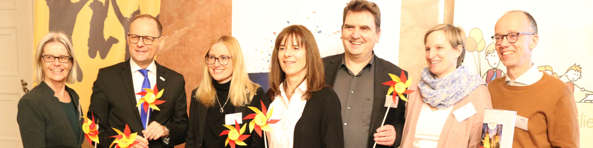 Die Vertreterinnen und Vertreter des Hessischen Ministeriums für Soziales und Integration, der Stadt Fulda und der Karl Kübel Stiftung bei der Informationsveranstaltung zum 10. Hessischen Familientag am 23. Januar 2019 im Stadtschloss Fulda Die Vertreterinnen und Vertreter des Hessischen Ministeriums für Soziales und Integration, der Stadt Fulda und der Karl Kübel Stiftung bei der Informationsveranstaltung zum 10. Hessischen Familientag am 23. Januar 2019 im Stadtschloss Fulda