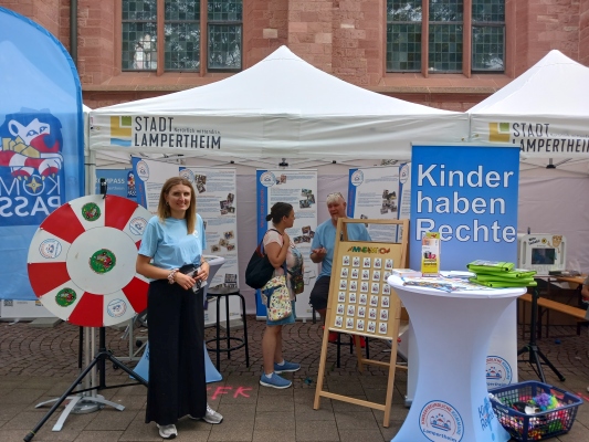 „Kinderrechte im Alltag“ war das Thema an mehreren Ständen und auch im Talk auf der Schillerbühne