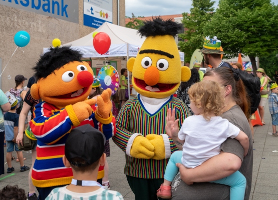 Sie zauberten allen ein Lächeln ins Gesicht: Ernie und Bert unterwegs auf der Familienmeile