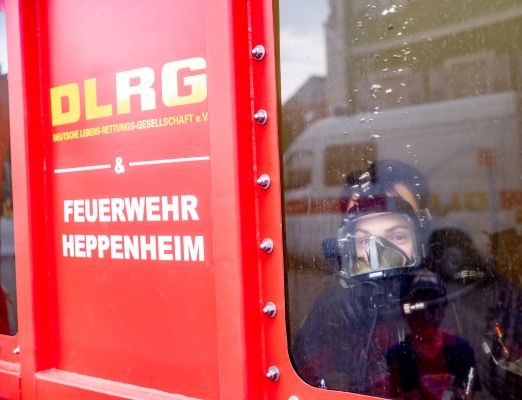 Rettungstaucher erleben am Tauchcontainer der DLRG