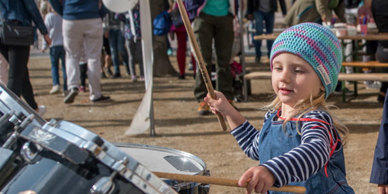 Kleines Mädchen spielt Schlagzeug